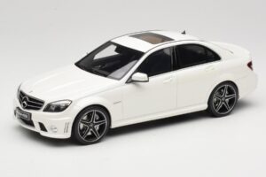 Mercedes C63 AMG W204 Diamond White GT Spirit 1:18 GT928 Pryskyřice