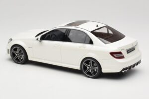 Mercedes C63 AMG W204 Diamond White GT Spirit 1:18 GT928 Pryskyřice – obrázek 5 z 6