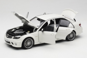 Mercedes AMG C63 W204 Bílý AUTOart 1:18 72674-R1 Kov – obrázek 2 z 8