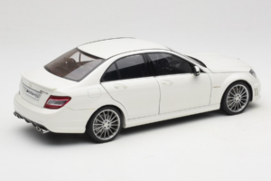 Mercedes AMG C63 W204 Bílý AUTOart 1:18 72674-R1 Kov – obrázek 3 z 8