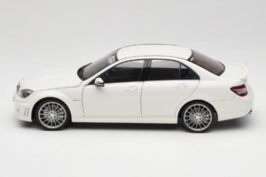 Mercedes AMG C63 W204 Bílý AUTOart 1:18 72674-R1 Kov – obrázek 4 z 8