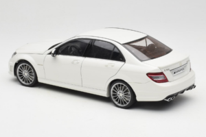 Mercedes AMG C63 W204 Bílý AUTOart 1:18 72674-R1 Kov – obrázek 7 z 8