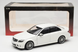 Mercedes AMG C63 W204 Bílý AUTOart 1:18 72674-R1 Kov – obrázek 8 z 8