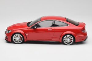 Mercedes AMG C63 W204 Červený 2nd Choice GT Spirit 1:18 GT065-D1 Pryskyřice – obrázek 3 z 6