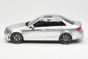 Mercedes C63 AMG W204 Stříbrný GT Spirit 1:18 GT462 Pryskyřice – obrázek 3 z 6