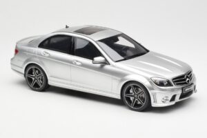 Mercedes C63 AMG W204 Stříbrný GT Spirit 1:18 GT462 Pryskyřice – obrázek 4 z 6