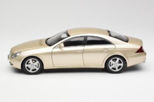 Mercedes CLS C219 Světle Béžová Zlatá Kyosho 1:18 08401LBE Kov – obrázek 4 z 8