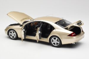 Mercedes CLS C219 Světle Béžová Zlatá Kyosho 1:18 08401LBE Kov – obrázek 5 z 8