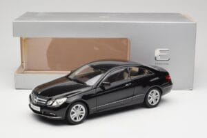 Mercedes E-Class Coupe C207 Obsidian Black Metallic Norev 1:18 B66962418 Kov – obrázek 8 z 8