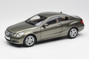 Mercedes E-Class Coupe C207 Titanite Šedý Metalíza Minichamps 1:18 B66962419 Kov