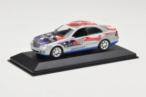 Mercedes E-Class W211 #11 Bluetec Paris-Beijing 2006 Minichamps 1:43 B66962267-R Kov – obrázek 2 z 4
