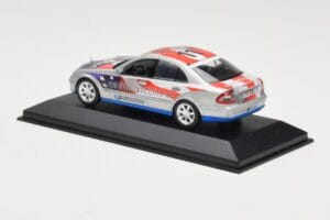 Mercedes E-Class W211 #11 Bluetec Paris-Beijing 2006 Minichamps 1:43 B66962267-R Kov – obrázek 3 z 4