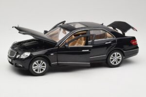 Mercedes E-Class W211 Černý Maisto 1:18 31172 Kov – obrázek 2 z 8