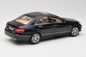 Mercedes E-Class W211 Černý Maisto 1:18 31172 Kov – obrázek 3 z 8