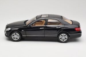 Mercedes E-Class W211 Černý Maisto 1:18 31172 Kov – obrázek 4 z 8