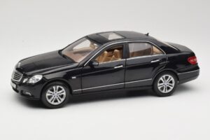 Mercedes E-Class W211 Černý Maisto 1:18 31172 Kov