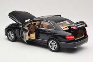 Mercedes E-Class W211 Černý Maisto 1:18 31172 Kov – obrázek 5 z 8