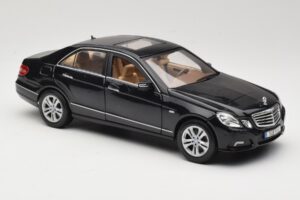 Mercedes E-Class W211 Černý Maisto 1:18 31172 Kov – obrázek 6 z 8