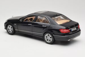 Mercedes E-Class W211 Černý Maisto 1:18 31172 Kov – obrázek 7 z 8