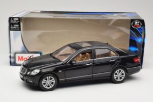 Mercedes E-Class W211 Černý Maisto 1:18 31172 Kov – obrázek 8 z 8