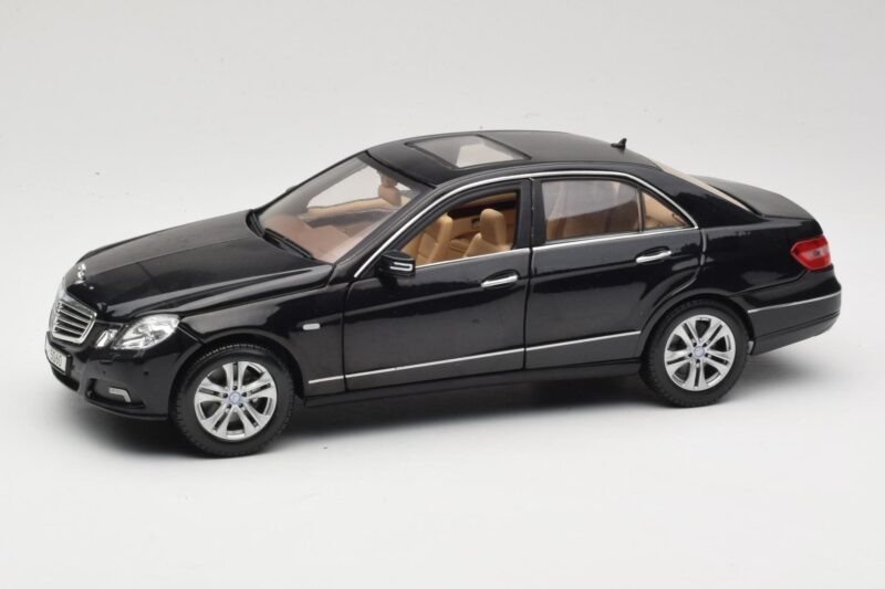 Mercedes E-Class W211 Černý Maisto 1:18 31172 Kov