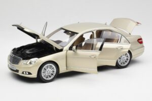 Mercedes E-Class W212 Elegance Pearl Beige Metalíza Minichamps 1:18 B66960215 Kov – obrázek 2 z 8