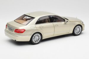 Mercedes E-Class W212 Elegance Pearl Beige Metalíza Minichamps 1:18 B66960215 Kov – obrázek 3 z 8