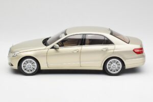 Mercedes E-Class W212 Elegance Pearl Beige Metalíza Minichamps 1:18 B66960215 Kov – obrázek 4 z 8