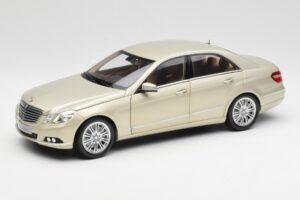 Mercedes E-Class W212 Elegance Pearl Beige Metalíza Minichamps 1:18 B66960215 Kov