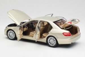 Mercedes E-Class W212 Elegance Pearl Beige Metalíza Minichamps 1:18 B66960215 Kov – obrázek 5 z 8
