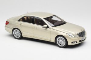 Mercedes E-Class W212 Elegance Pearl Beige Metalíza Minichamps 1:18 B66960215 Kov – obrázek 6 z 8