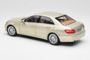 Mercedes E-Class W212 Elegance Pearl Beige Metalíza Minichamps 1:18 B66960215 Kov – obrázek 7 z 8