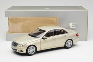 Mercedes E-Class W212 Elegance Pearl Beige Metalíza Minichamps 1:18 B66960215 Kov – obrázek 8 z 8
