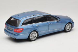 Mercedes E-Class W212 Estate Indigolith Metallic Blue Minichamps 1:18 B66962449 Kov – obrázek 3 z 8