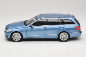 Mercedes E-Class W212 Estate Indigolith Metallic Blue Minichamps 1:18 B66962449 Kov – obrázek 4 z 8