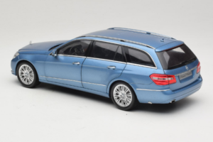 Mercedes E-Class W212 Estate Indigolith Metallic Blue Minichamps 1:18 B66962449 Kov – obrázek 7 z 8
