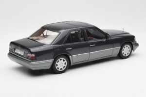 Mercedes E320 W124 Nautik Modrá Metalická Dealer Edition AUTOart 1:18 B66040508 Kov – obrázek 3 z 8