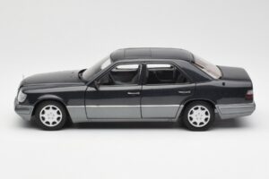 Mercedes E320 W124 Nautik Modrá Metalická Dealer Edition AUTOart 1:18 B66040508 Kov – obrázek 4 z 8