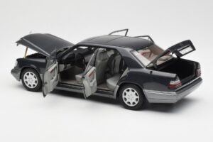 Mercedes E320 W124 Nautik Modrá Metalická Dealer Edition AUTOart 1:18 B66040508 Kov – obrázek 5 z 8