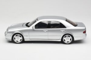 Mercedes E55 AMG W210 Brilliant Silver Otto 1:18 OT459 Pryskyřice – obrázek 3 z 6