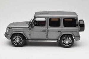Mercedes G-Class G500 W463A Designo Platinum Magno Minichamps 1:18 B66960811 Kov – obrázek 4 z 8