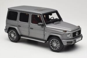 Mercedes G-Class G500 W463A Designo Platinum Magno Minichamps 1:18 B66960811 Kov – obrázek 6 z 8