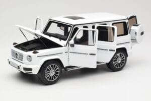 Mercedes G-Class G 500 W463A Diamond White Metallic Minichamps 1:18 113037111 Kov – obrázek 2 z 8
