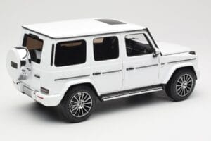Mercedes G-Class G 500 W463A Diamond White Metallic Minichamps 1:18 113037111 Kov – obrázek 3 z 8