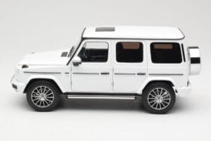 Mercedes G-Class G 500 W463A Diamond White Metallic Minichamps 1:18 113037111 Kov – obrázek 4 z 8