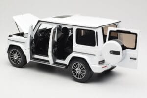 Mercedes G-Class G 500 W463A Diamond White Metallic Minichamps 1:18 113037111 Kov – obrázek 5 z 8