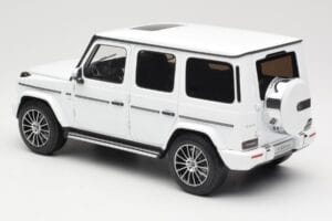Mercedes G-Class G 500 W463A Diamond White Metallic Minichamps 1:18 113037111 Kov – obrázek 7 z 8