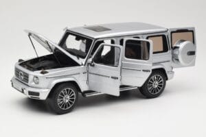 Mercedes G-Class G 500 W463A Iridium Silver Metallic Minichamps 1:18 113037112 Kov – obrázek 2 z 8