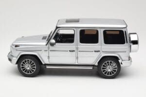 Mercedes G-Class G 500 W463A Iridium Silver Metallic Minichamps 1:18 113037112 Kov – obrázek 4 z 8