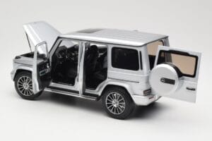 Mercedes G-Class G 500 W463A Iridium Silver Metallic Minichamps 1:18 113037112 Kov – obrázek 5 z 8